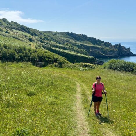 From thunderous foghorns at Lizard Point to sun-soaked views near Mevagissey, Days 31–35 of the South West Coast Path brought mud, magic, sea shanties, and halfway celebrations. Read on for tales of grit, vegan feasts, and much-needed ferry rides.