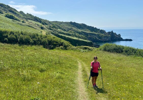 From thunderous foghorns at Lizard Point to sun-soaked views near Mevagissey, Days 31–35 of the South West Coast Path brought mud, magic, sea shanties, and halfway celebrations. Read on for tales of grit, vegan feasts, and much-needed ferry rides.