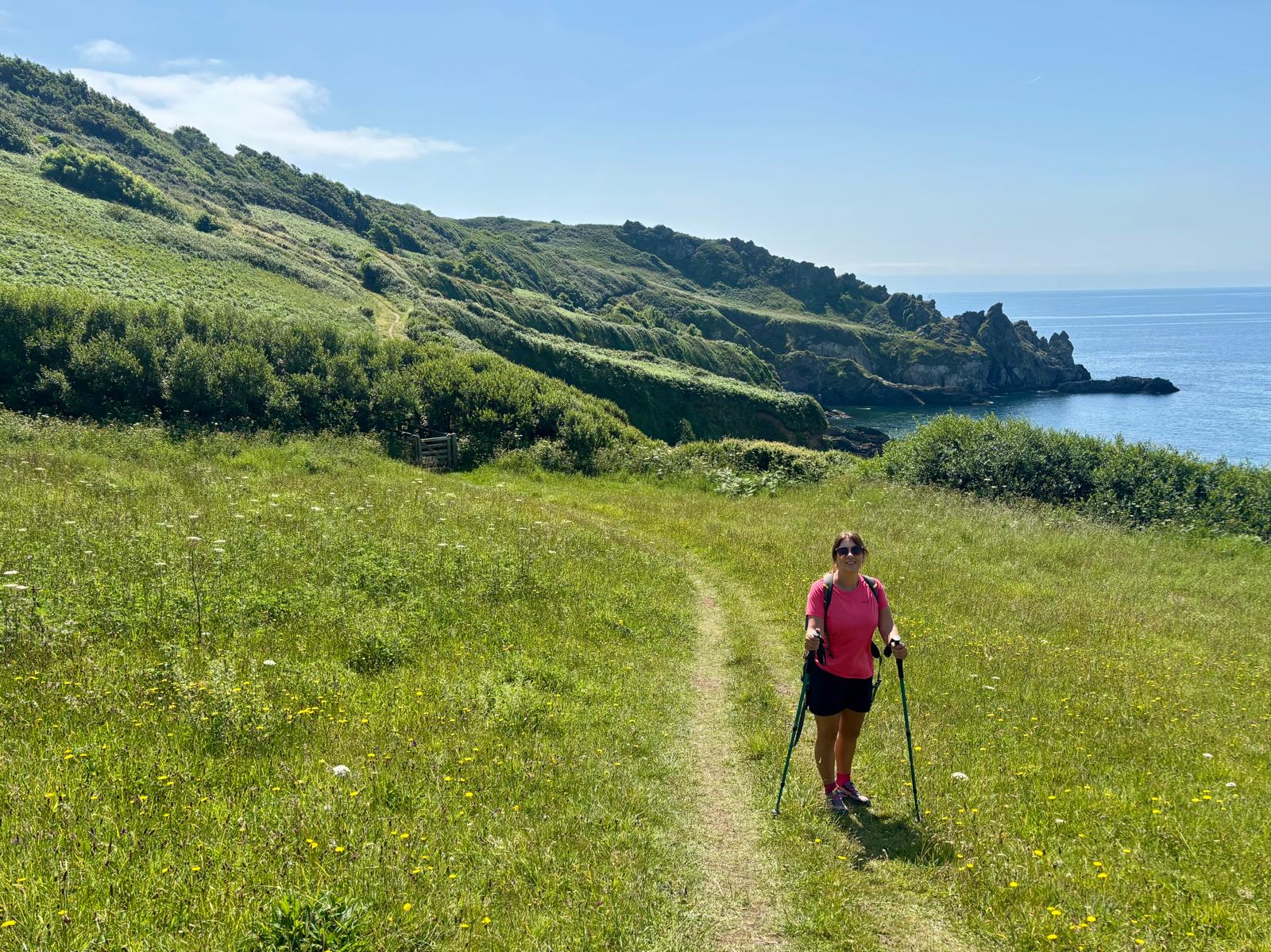 From thunderous foghorns at Lizard Point to sun-soaked views near Mevagissey, Days 31–35 of the South West Coast Path brought mud, magic, sea shanties, and halfway celebrations. Read on for tales of grit, vegan feasts, and much-needed ferry rides.